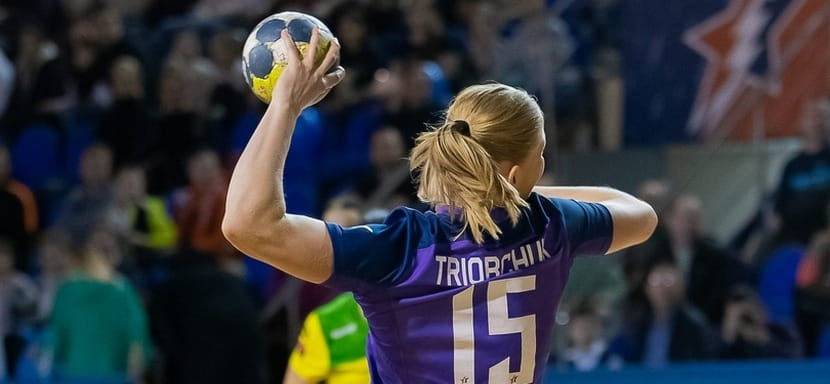 Алина Триобчук: "Как-то на турнире в Швеции играли на футбольном поле. Шел дождь, мы катались и падали на каждом метре поля"