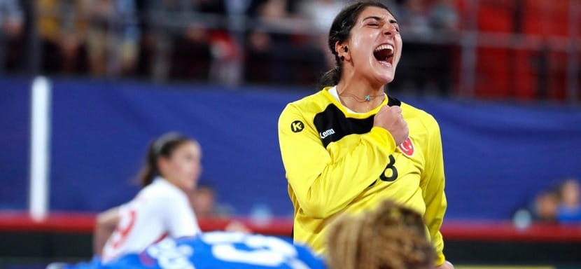 ЧЕ-2022. Вратарь сборной Турции Мерве Дурду — автор лучшего сэйва в матчах шестого тура группового раунда (ВИДЕО)