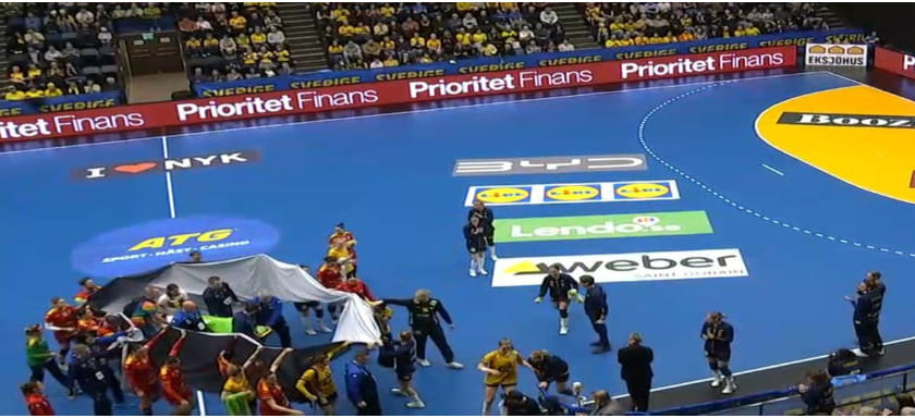 Товарищеский матч шведок с румынками не был доигран из-за травмы игрока гостий Сорины Грозав. Она попала в больницу, её состояние стабильно