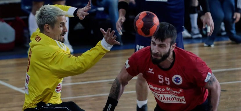 Греческий "Олимпиакос" продлил контракт с опытным австрийским голкипером Томасом Бауэром