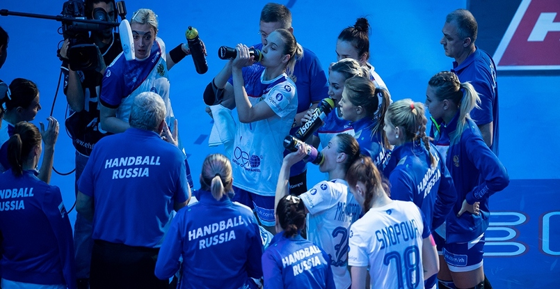 Молодежная сборная России поздравила национальную команду с выходом в финал чемпионата Европы (ВИДЕО)