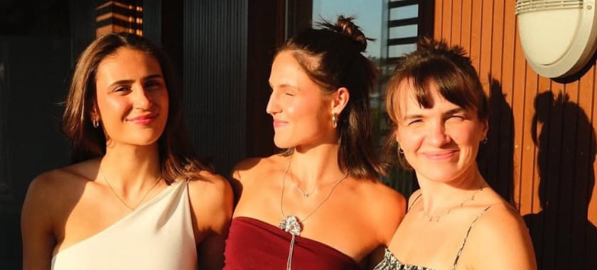 Фролова с Лабубу в Японии, Вяхирева снова в Норвегии, Каплина плавала с китами. Кто как провёл отпуск