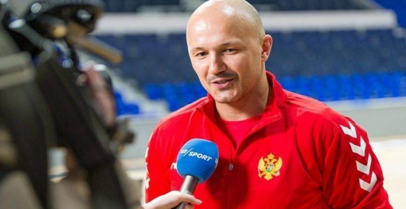 Наставник сборной Черногории Зоран Роганович: "Не собираюсь убеждать Миляна Вуйовича вернуться под черногорский флаг"