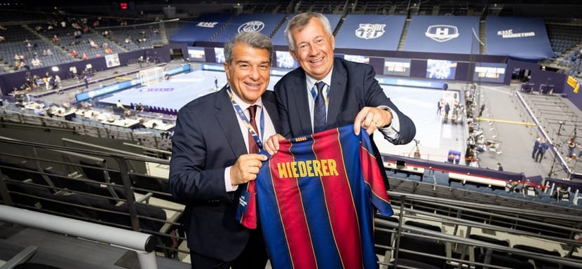 Глава ЕГФ Михаэль Видерер получил именную майку "Барселоны" из рук президента каталонского клуба Жоана Лапорты