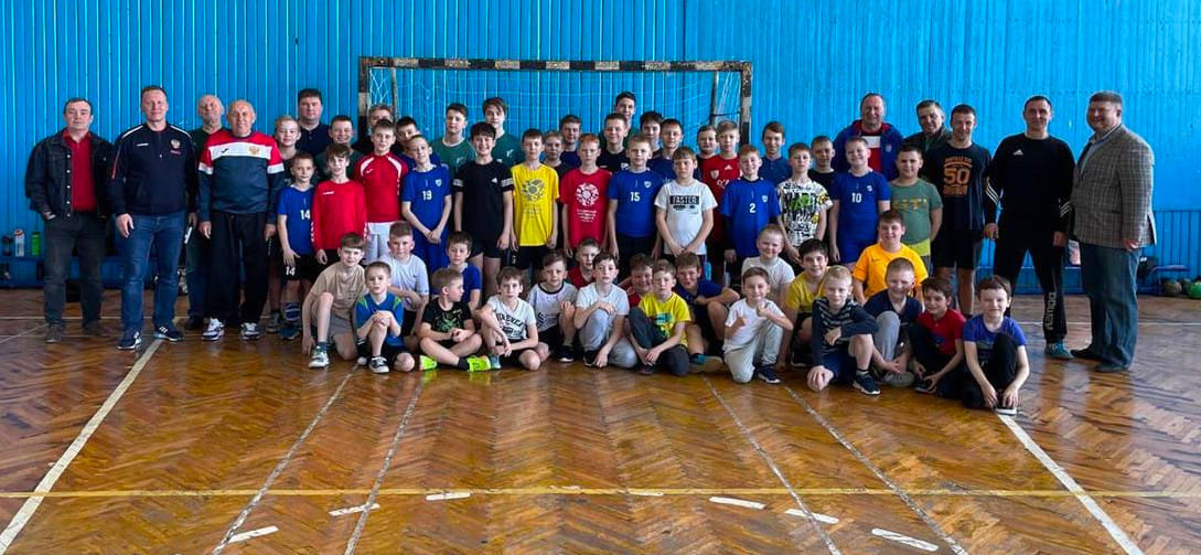 Россия. Вячеслав Кириленко и Юрий Зайцев в составе делегации ФГР проанализировали ситуацию с детским гандболом в Нижегородской области