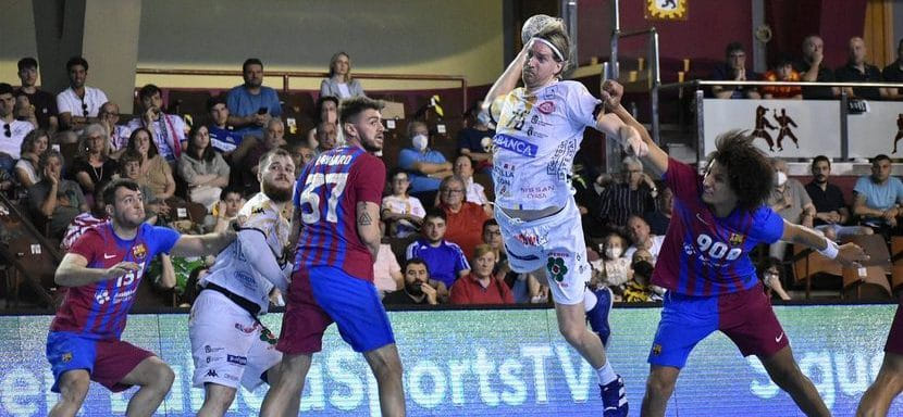 Испания. "Барселона" в заключительном туре лиги ASOBAL в Леоне обыграла "Адемар" Маноло Каденаса
