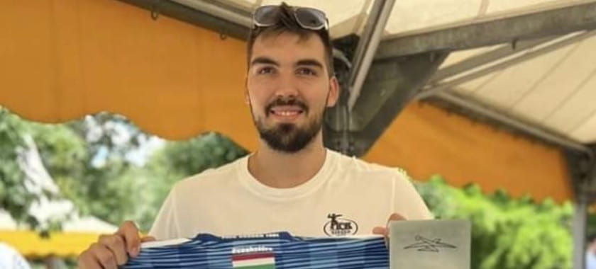 Венгрия. Линейный "Пика" Миклош Рошта — автор победного мяча в концовке ответного финального матча чемпионата Венгрии, получил футболку с временем гола на спине (ФОТО)