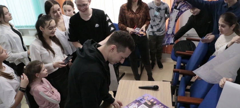 Россия. Кирилл Котов и Николай Емельяненко провели встречу с учениками одной из подмосковных школ (ФОТО)