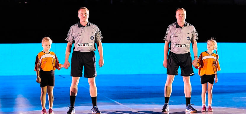 Судьи Алексей и Игорь Ковальчуки: "Болельщики и журналисты часто по нам проходятся. Рассуждать с дивана очень легко, но у нас непростая профессия"