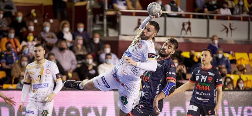 Испании. 26-летний линейный сборной Боснии и Герцеговины Драган Шолич перешёл из "Адемара" в "Бенидорм"