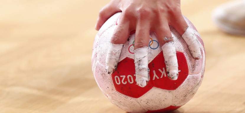 Олимпиада. "Гандбол без мастики немыслим". Тренер и игроки женской сборной Норвегии недовольны качеством мячей на турнире в Токио