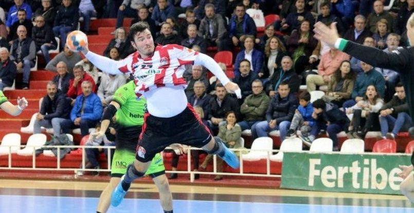 Испания. "Сагунто" продлил контракт с бразильским линейным Алешандро Поззером