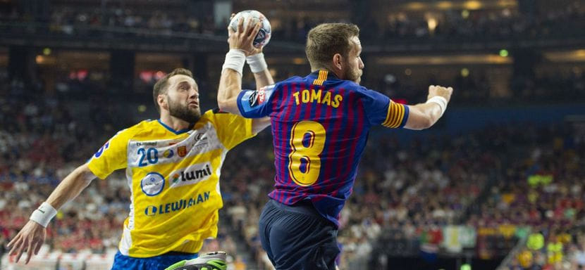 Испания. "Барселона" выведет из обращения 8-й номер, под которым выступал Виктор Томас, завоевавший 69 титулов в форме каталонского клуба