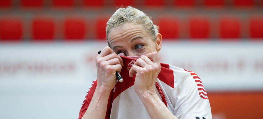 Норвегия. 41-летняя олимпийская чемпионка Хейди Лёке из "Ларвика" повредила связки большого пальца и выбыла на несколько месяцев