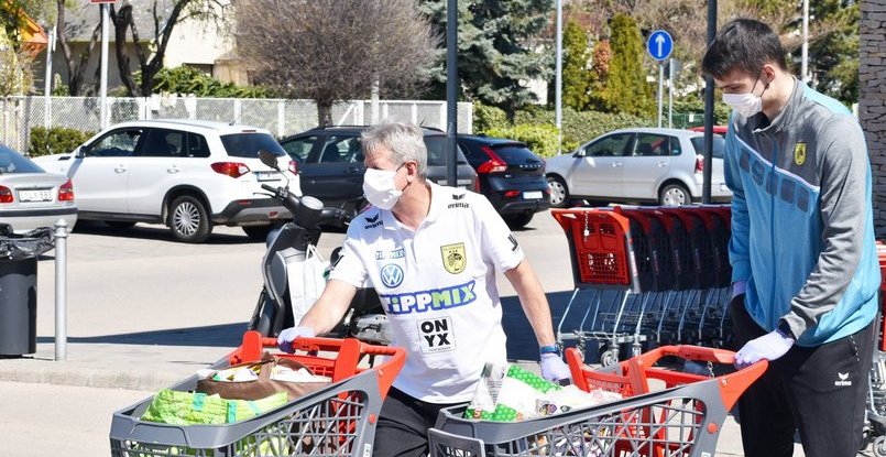 Венгрия. Тренер Игорь Зубюк и полусредний "Балатонфюреда" Алексей Шинкель доставили продукты пожилым людям