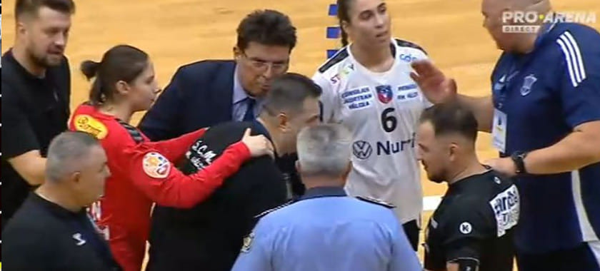 Экс-рулевого ЦСКА Флорентина Перу пришлось оттаскивать от арбитров после матча с "Дунэрей" собственным игрокам (ФОТО)