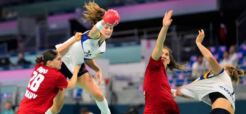 Третьим полуфиналистом женского турнира стала сборная Швеции. Сопротивление команды Венгрии скандинавки сломили в овертайме
