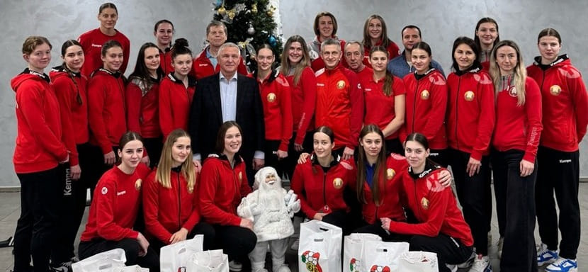 Женская сборная Беларуси проводит УТС под Минском. Глава БФГ Владимир Коноплёв посетил расположение команды