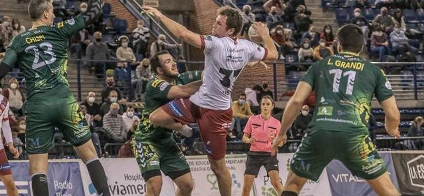 Испанско-российский левый полусредний Олег Киселёв и белорусский вратарь Александр Маркелов продлили контракты с "Логроньо"