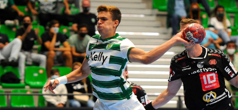 Португалия. "Порту" обыграл "Спортинг" и остался в лидерах. У уступивших 19 мячей на счету 17-летнего полусреднего Франсишку Кошты!