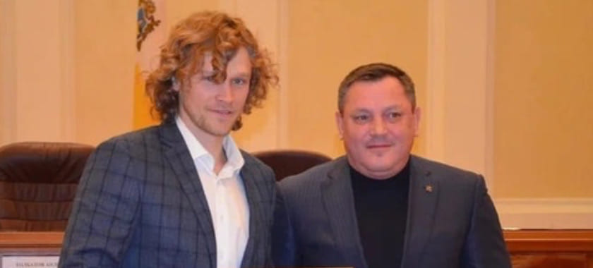 Россия. Голкипер "Виктора" Антон Заболотский и тренер команды Алексей Пшеничный получили почётные грамоты губернатора края