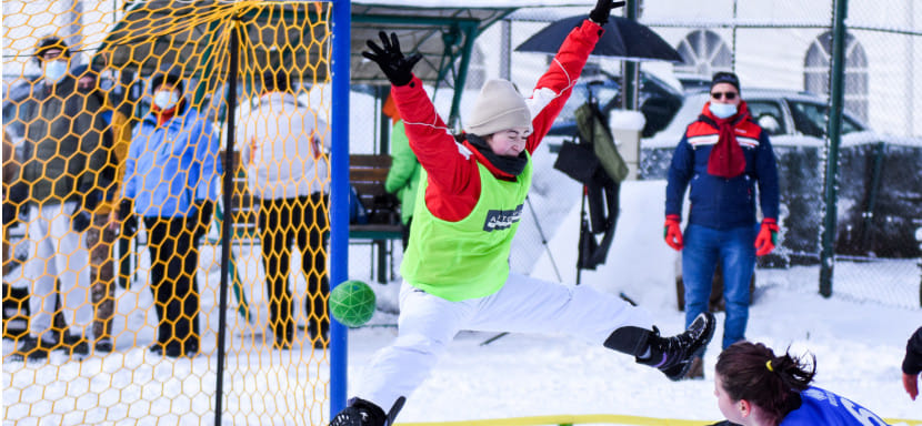 Румыния. На горном курорте Суиор прошел турнир по гандболу… на снегу. Температура воздуха составляла минус 13 градусов по Цельсию