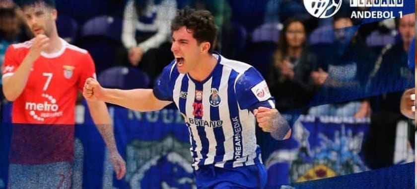 Португалия. "Порту" обыграл "Бенфику", нанеся "орлам" первое поражение в сезоне, и догнал их в таблице