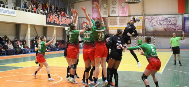 Лидеры женского чемпионата Беларуси "Гомель" и БНТУ-БелАЗ начали второй этап турнира с непростых побед