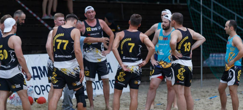 "Екатеринодар" уступил "Виктору" в последний игровой день 3-го тура чемпионата России по пляжному гандболу, но остался лидером