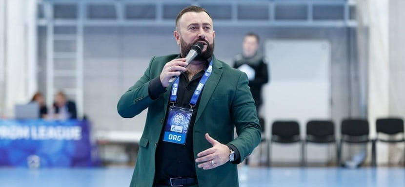 Россия. Максим Захаров: "Иногда хочется произнести в микрофон то, чего нельзя. Скажем, после неудачной атаки на чужие ворота"