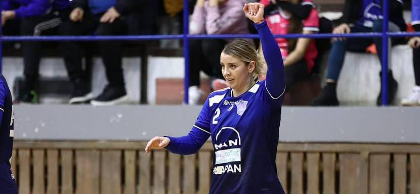 Румыния. Капитан "Дунэри" Анета Удриштею завершает карьеру. За 70 тысяч евро клуб выкупил у "Слатины" гандболистку сборной страны