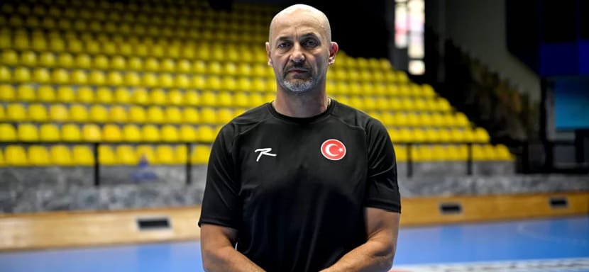 "Крайова" рассталась с главным тренером сборной Румынии Овидиу Михэйлэ. Новый рулевой клуба из Олтении — Костикэ Бучески