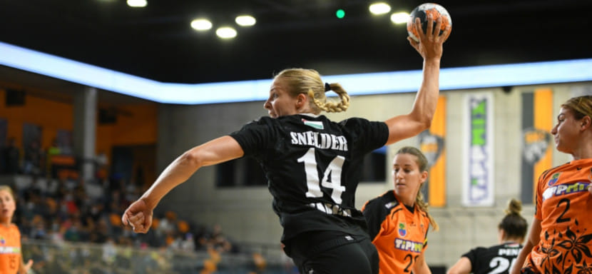 Венгрия. Вслед за испанкой Нереей Пеной "Шиофок" немедленно покинули голландки Данник Снелдер, Лаура ван дер Хейден и немка Дина Эккерле