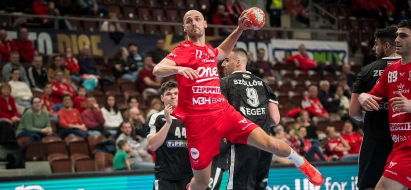 Голкипер Майк Йенсен и правый полусредний Лукас Санделль покинули "Веспрем". Датчанин отправился в "Райн Лёвен"