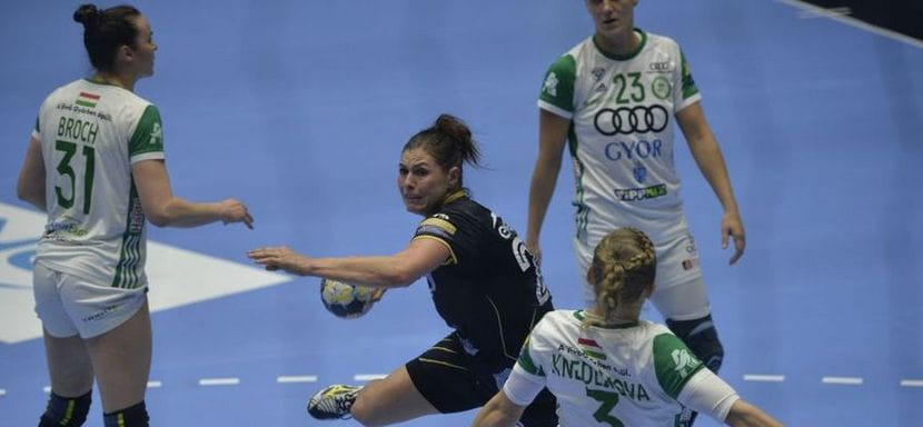 Румыния. Победительница Лиги чемпионов-2016 линейная Оана Маня приняла решение возобновить карьеру в 36 лет