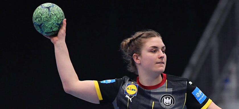 Германия. Гандболистка национальной команды и "Бломберг-Липпе" Неле Франц порвала "кресты". Она была вызвана на ближайшие матчи отбора ЧЕ-2022