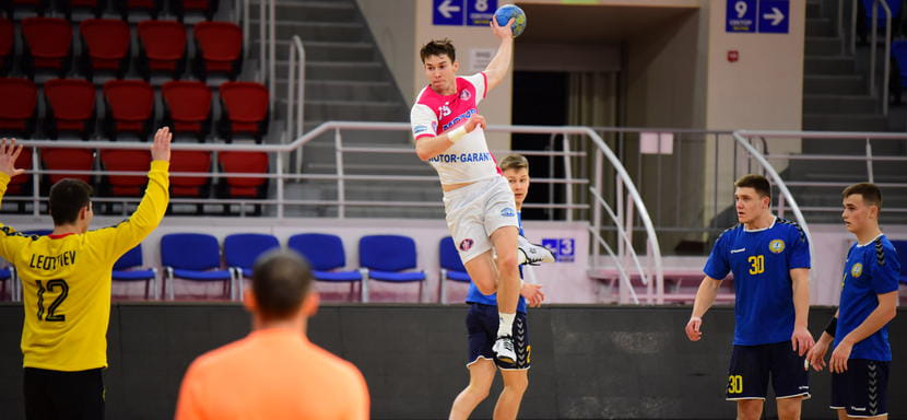 Украина. “Мотор” одержал очередную победу в чемпионате, разгромив “Одессу”. В состав вернулся белорусский вратарь Иван Мороз