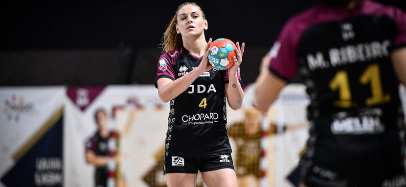 Франция. Левая полусредняя национальной сборной Клэр Вотье продлила контракт с "Дижоном"