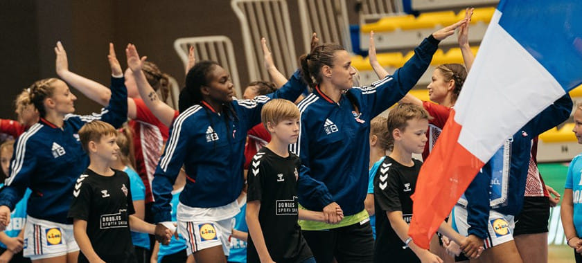 ЧЕ-2024. Сборная Франции разгромила команду Латвии, забросив 55 мячей, а в первом тайме пропустив 1 раз. Румынки обыграли гречанок