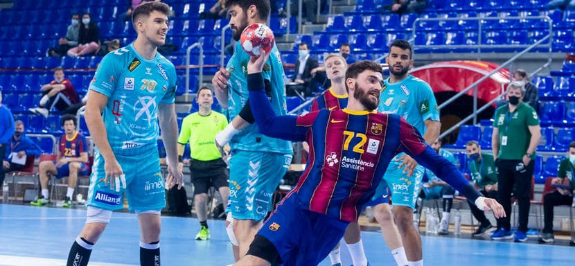 Испания. "Барселона" разгромила "Пуэнте-Хениль" и за шесть туров до конца гарантировала себе 11-е подряд чемпионство. Это 28-й титул каталонцев