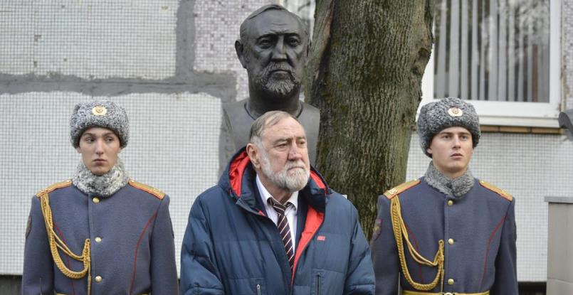 Первый гандболист на Аллее спортивной славы ЦСКА. В Москве открылся бюст олимпийского чемпиона Евгения Чернышева