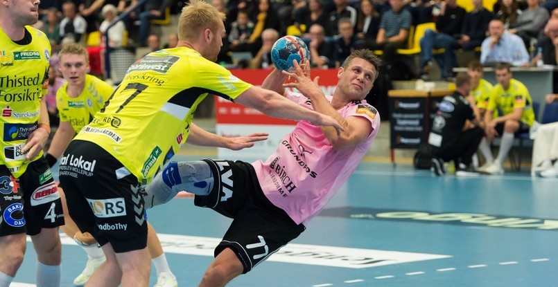 Дания. 41-летний линейный "Бьеррингбро" Микаэль Кнудсен может продлить карьеру еще на сезон