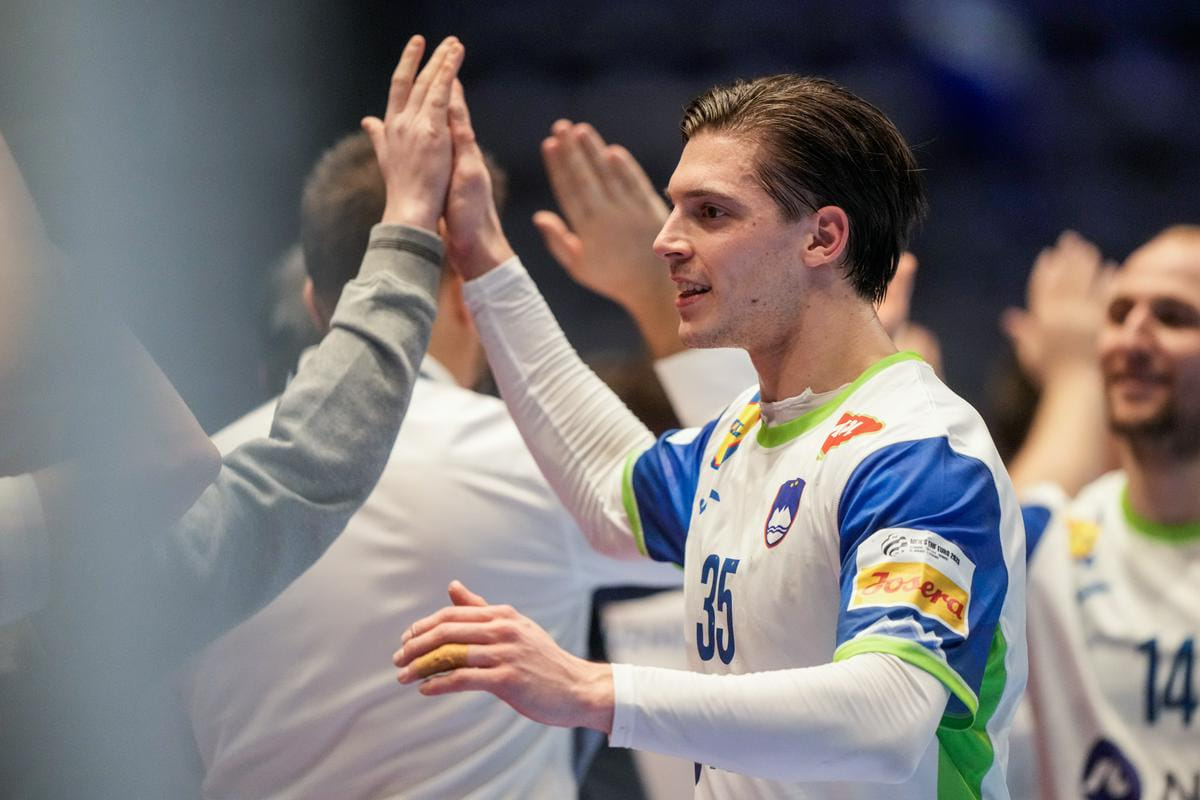 За себя и за того тренера. Зормана удалили с площадки — и словенцы отыграли "минус 7". Безумие на Евро-2026!