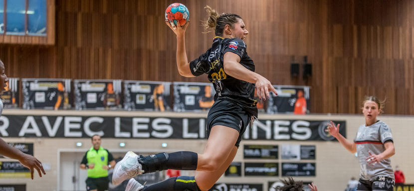 Франция. Олимпийская чемпионка Токио правая крайняя Лора Флипп продолжит защищать цвета "Пари-92"