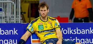 Германия. Левый крайний "Райн Левен" Уве Генсхаймер выбыл из строя минимум на шесть недель