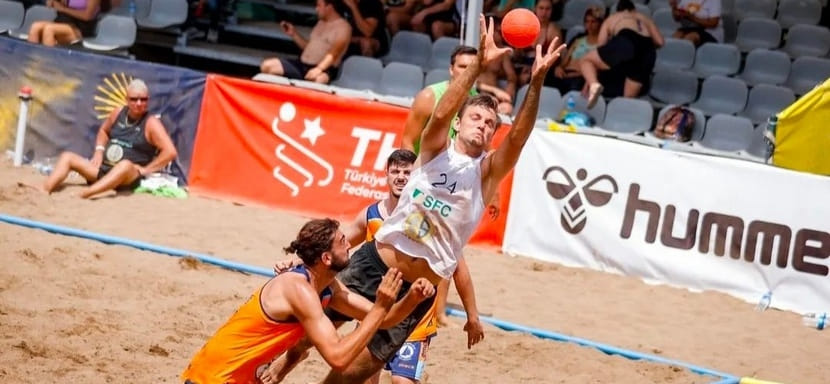Пляжный гандбол. Венгерская команда ХИР-САТ россиянина Николая Прохорова с победы стартовала на Кубке чемпионов в Португалии