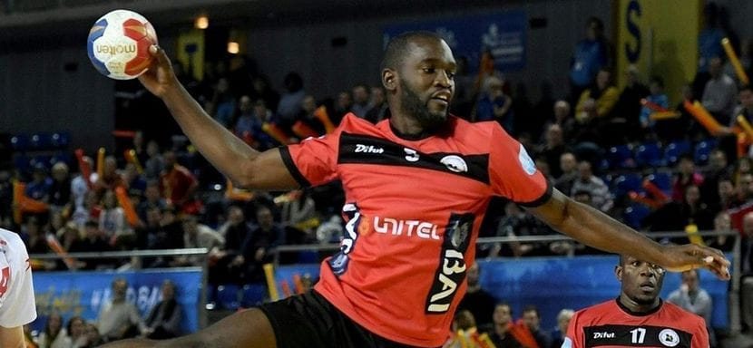 Официально. Ангольский линейный Роме Эбу продолжит карьеру в "Динамо" из Бухареста