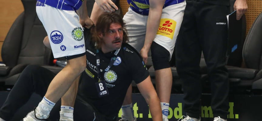 В матче немецкой бундеслиги судья ударом по лицу сбил с ног тренера "Айзенаха" Себастьяна Хинце