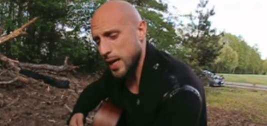 Константин Игропуло исполнил под гитару кавер-версию "Георгиевской ленточки" Игоря Растеряева