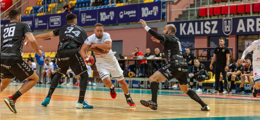 Польша. "Сталь" в седьмой игре чемпионата набрала первое очко, уступив в послематчевой серии пенальти "Калишу"